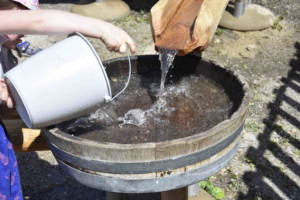 Unser Wasserspielplatz aus Holz wartet auf dich!