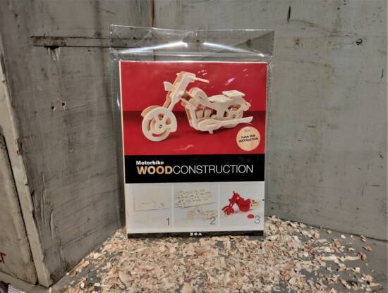 3D-Selbstbau-Holz-Puzzle in Form eines Motorrads.