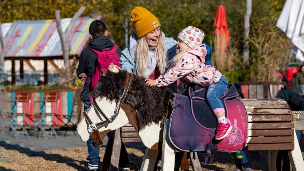 Holzpferd zum reiten Attraktion