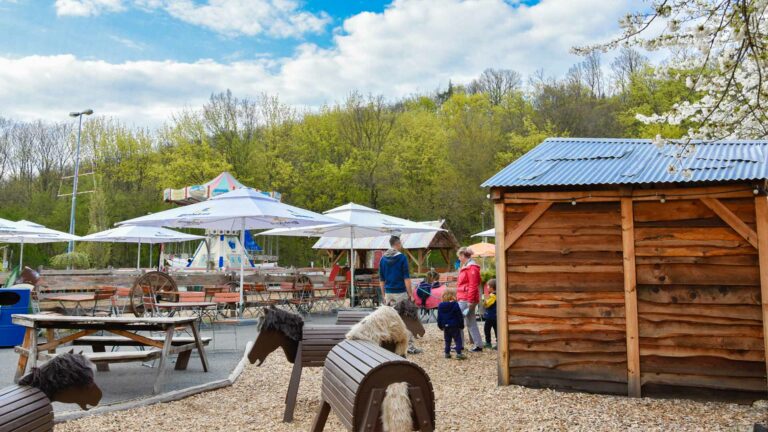 Holzponies reiten