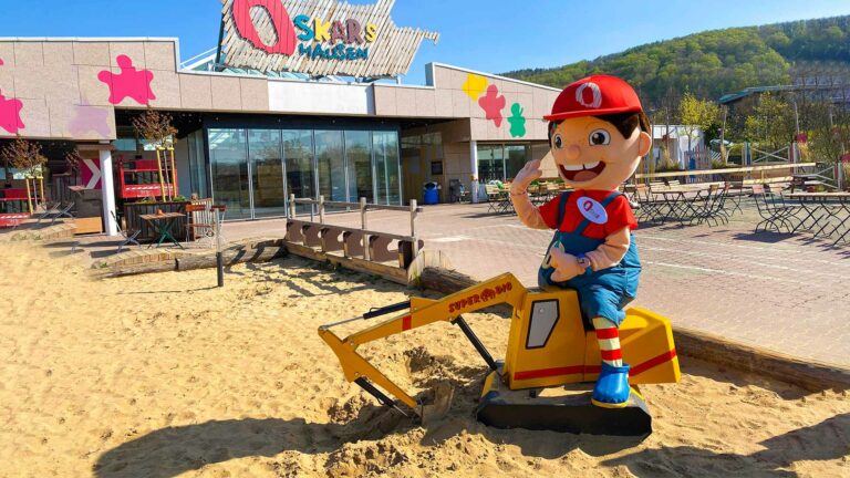 Kinderspielplatz mit Sand und Bagger