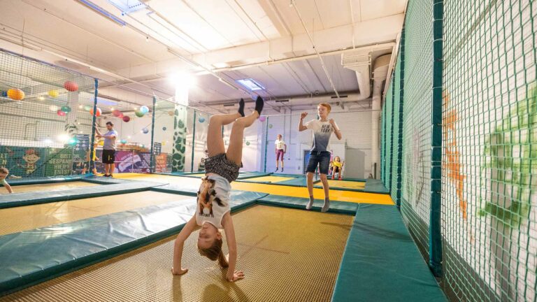 Trampoline spielen, toben in Sachsen
